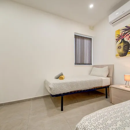 Two Bedroom With Private Rooftop Jacuzzi Mellieha 360 Estates Lägenhet *