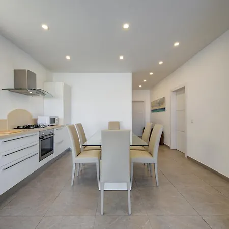 Lägenhet Two Bedroom With Private Rooftop Jacuzzi Mellieha 360 Estates *