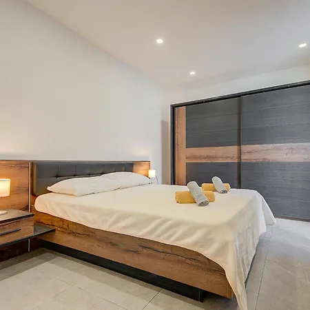 Two Bedroom With Private Rooftop Jacuzzi Mellieha 360 Estates Lägenhet *
