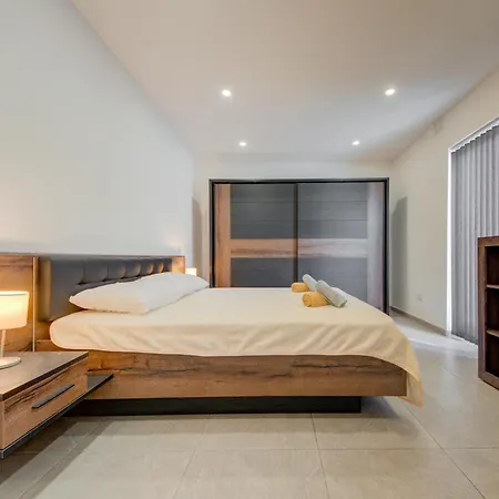Two Bedroom With Private Rooftop Jacuzzi Mellieha 360 Estates Lägenhet