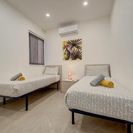 Two Bedroom With Private Rooftop Jacuzzi Mellieha 360 Estates Lägenhet *