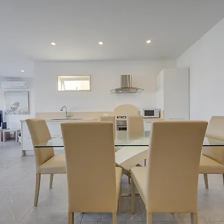 Two Bedroom With Private Rooftop Jacuzzi Mellieha 360 Estates Lägenhet