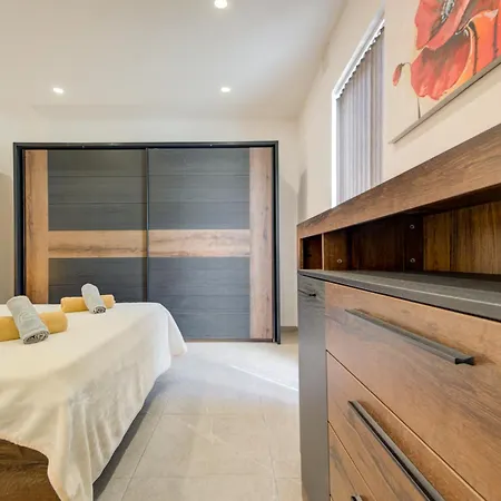 Two Bedroom With Private Rooftop Jacuzzi Mellieha 360 Estates Appartement